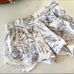 LULULEMON Hotty Hot Shorts II Mini Twine White Multi 4 reg 2.5”